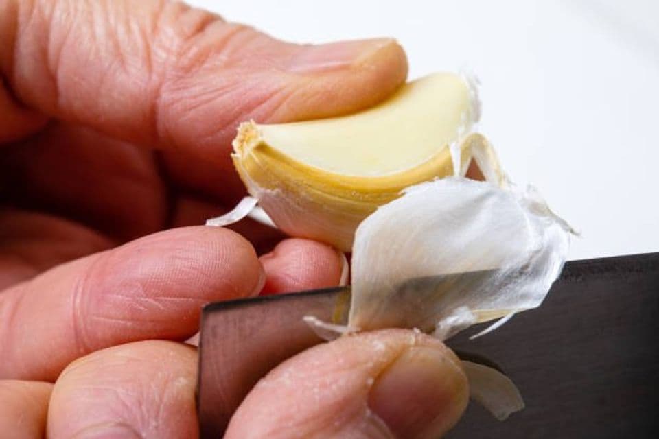 Tips agar Bawang Putih tidak Pahit ketika di Masak, Begini Caranya!